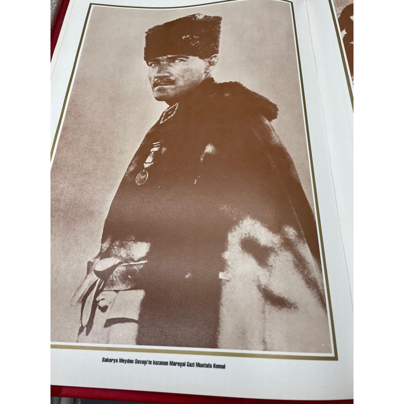 ATATÜRK ALBÜMÜ Mehmet ÖZEL Kültür Bakanlığı Yayınları 2001